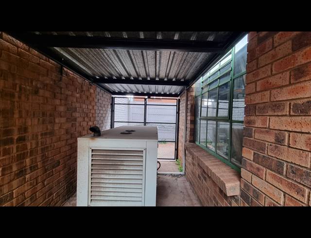 700M² WAREHOUSE FOR SALE IN JET PARK